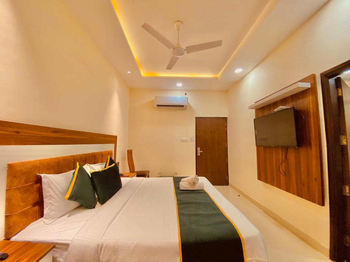 Hotel White And Restaurant 300 Mtr From Golden Temple Amritsar Exterior foto